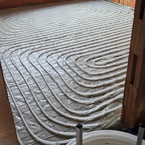 Vloerverwarmingsbuizen op netten tijdens de renovatie in Damme